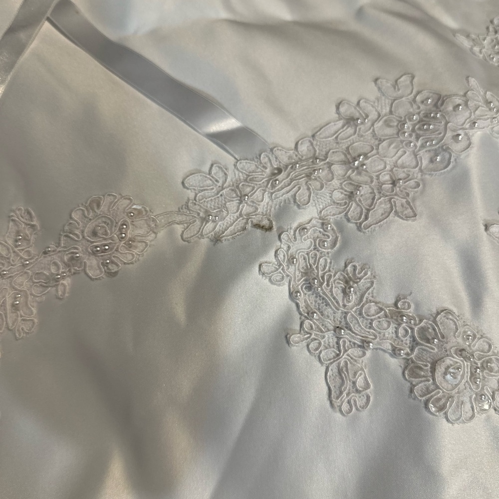 David’s Bridal Elegant White Lace Gown Size 16 W - Picture 10 of 16